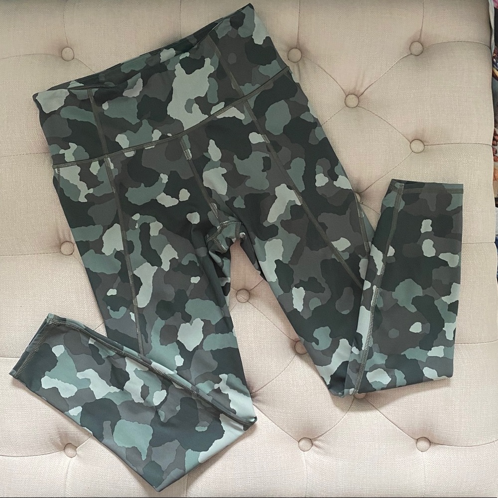 Athleta Lightning Camo 7/8 Leggings S small